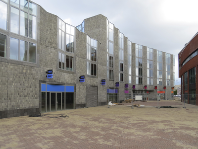 906960 Gezicht op het nieuwe Moskeeplein op de Kop van Lombok te Utrecht, met rechts de Ulu Moskee en rechts een nieuw ...